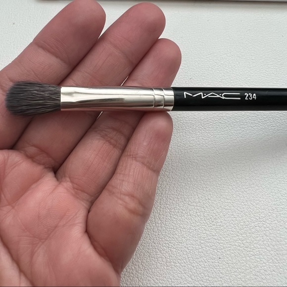 Set of 4 eye brushes-MAC 234, MAC 252SE, Sonia Kashuk 110,RT angled brow/spoolie - Picture 3 of 13